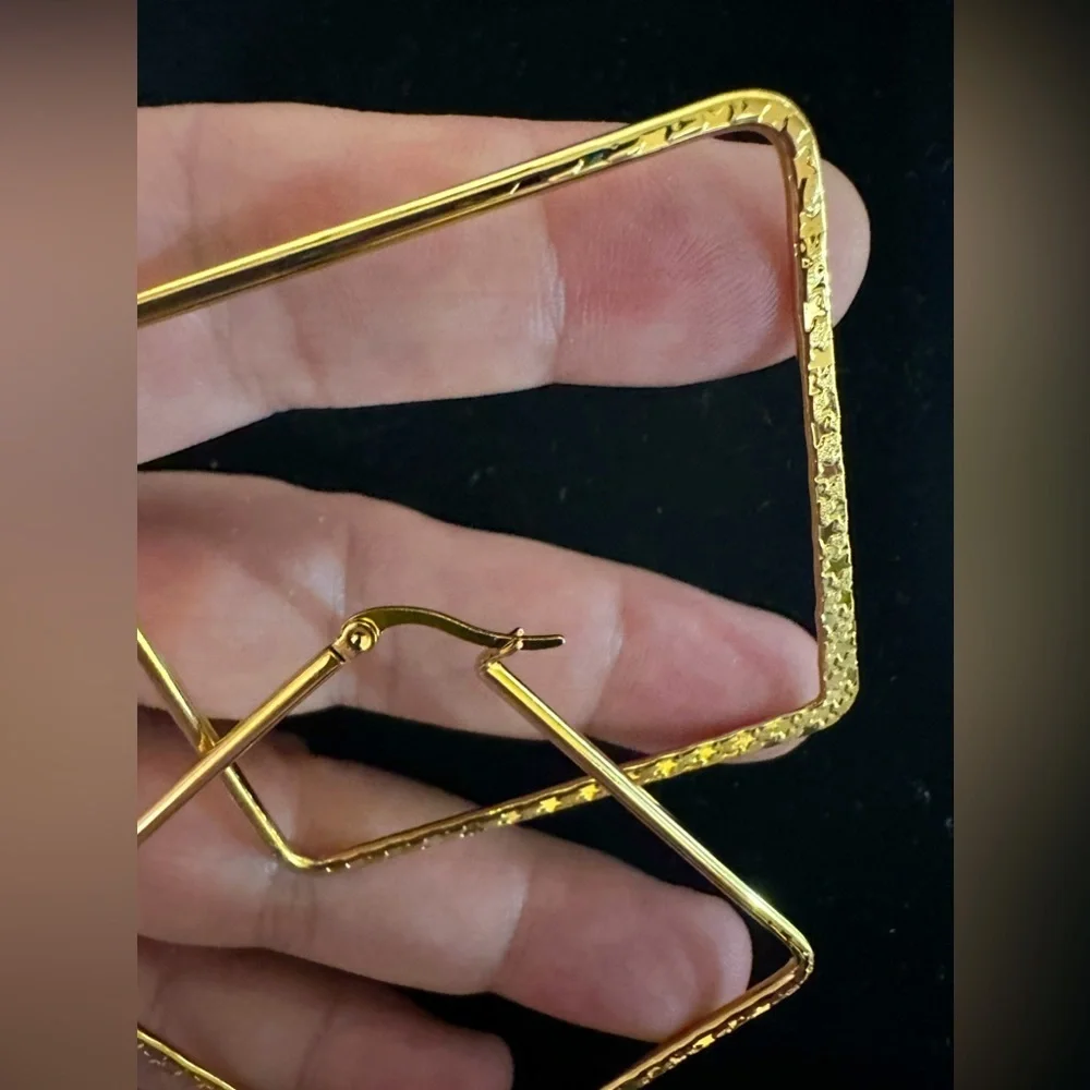 Square etched Gold Earrings Hoop 14k Gold-plated - Picture 2 of 5